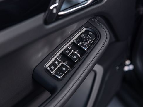 Certified 2026 Porsche Macan AWD/4WD image 36