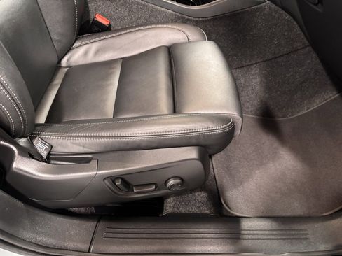 Certified 2025 Volvo XC40 B5 Plus image 17