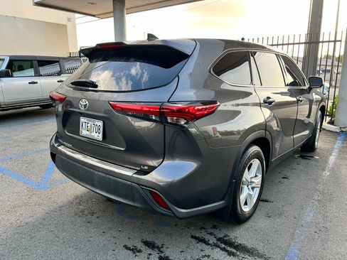 Used 2022 Toyota Highlander LE FWD image 2