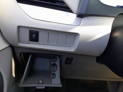 Used 2018 Toyota Sienna LE AWD/4WD image 16