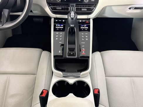 Certified 2023 Porsche Macan AWD/4WD image 16
