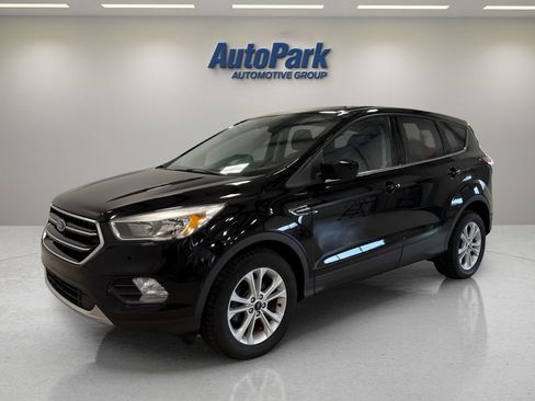 Used 2017 Ford Escape SE w/ SE Cold Weather Package FWD image 3