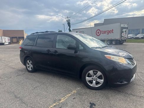 Used 2012 Toyota Sienna LE w/ Towing Pkg FWD image 22