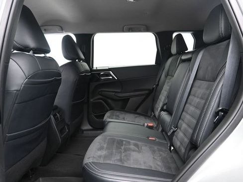 Used 2024 Mitsubishi Outlander SE image 20