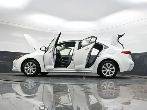 Used 2021 Toyota Corolla LE image 39