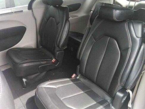 Used 2024 Chrysler Pacifica Touring-L FWD image 4