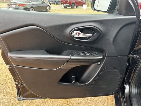 Used 2017 Jeep Cherokee Trailhawk image 11