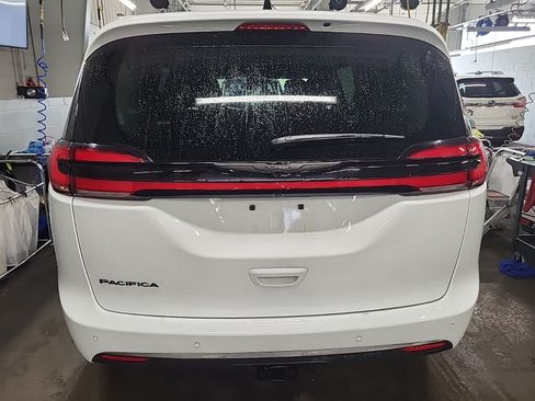 Used 2024 Chrysler Pacifica Touring-L w/ Uconnect Theater Family Group FWD image 5