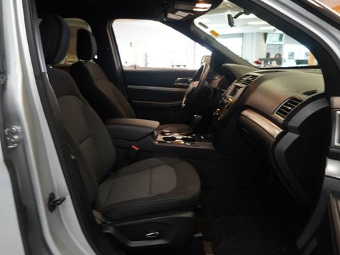 Used 2018 Ford Explorer XLT image 26