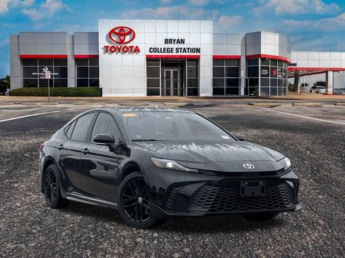Used 2025 Toyota Camry SE image 1