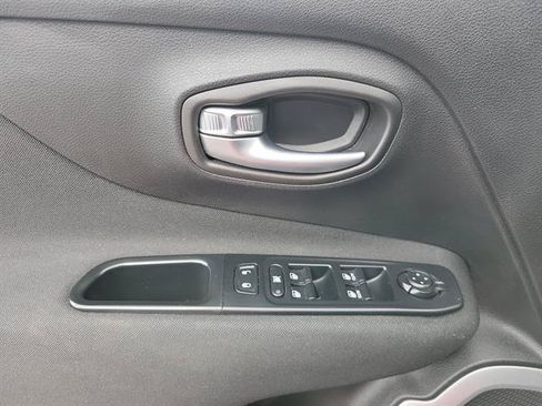 Used 2018 Jeep Renegade Latitude w/ Cold Weather Group FWD image 6