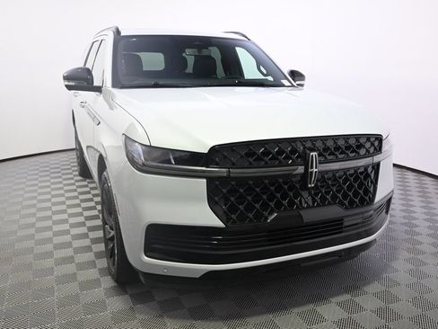 New 2026 Lincoln Navigator Reserve w/ Jet Appearance Package AWD/4WD image 9