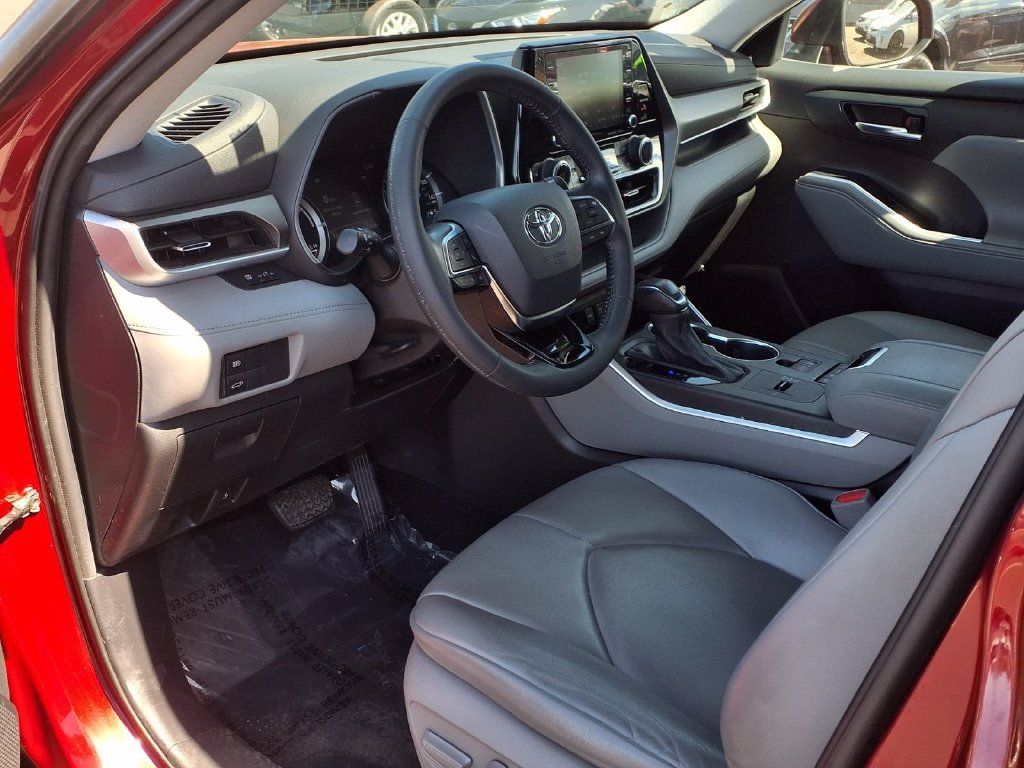 Certified 2021 Toyota Highlander XLE AWD/4WD image 18