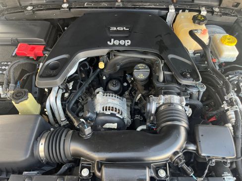 Used 2018 Jeep Wrangler Unlimited Sahara image 31