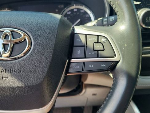 Used 2022 Toyota Highlander XLE FWD image 25