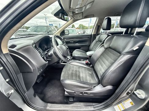 Used 2020 Mitsubishi Outlander SE image 2