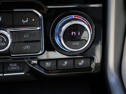 Used 2021 GMC Yukon Denali w/ Denali Premium Package image 38