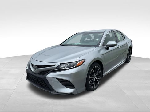 Used 2018 Toyota Camry SE image 4