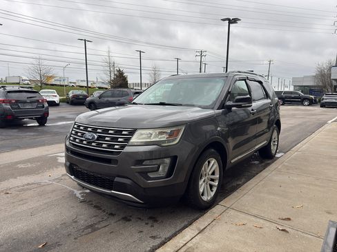 Used 2017 Ford Explorer XLT w/ Equipment Group 201A image 7