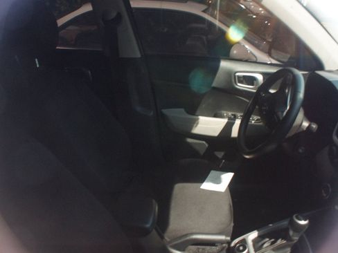 Used 2023 Hyundai Venue SEL FWD image 5