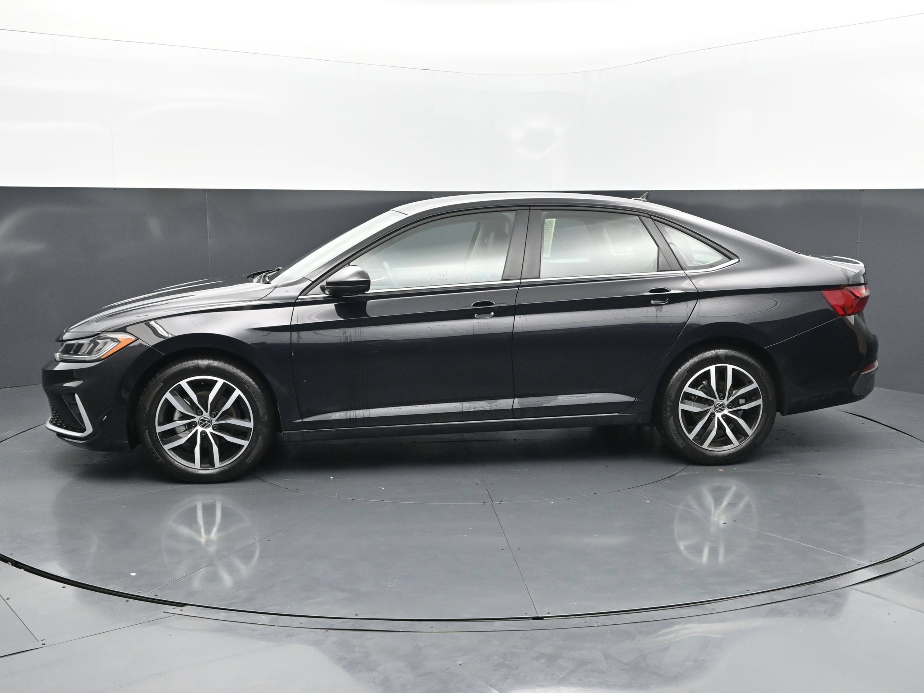 Used 2026 Volkswagen Jetta SE FWD image 2