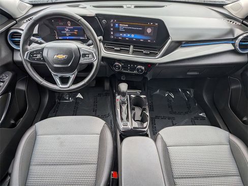 Used 2025 Chevrolet Trax LT w/ LT Convenience Package image 24
