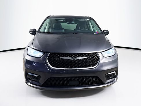 Used 2023 Chrysler Pacifica Touring-L FWD image 3