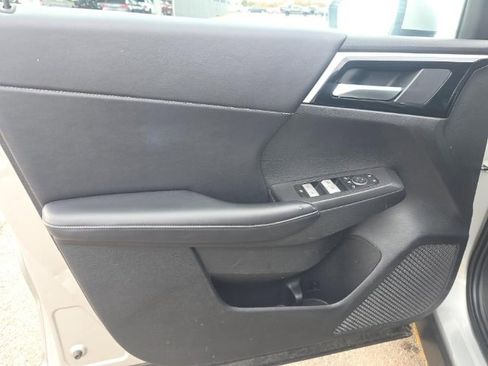 Used 2024 Mitsubishi Outlander SE image 11