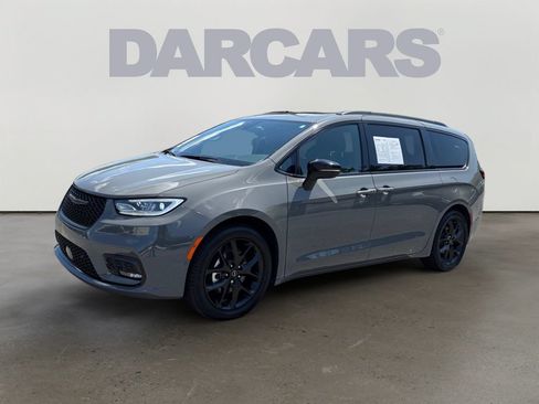 Used 2025 Chrysler Pacifica Limited FWD image 3