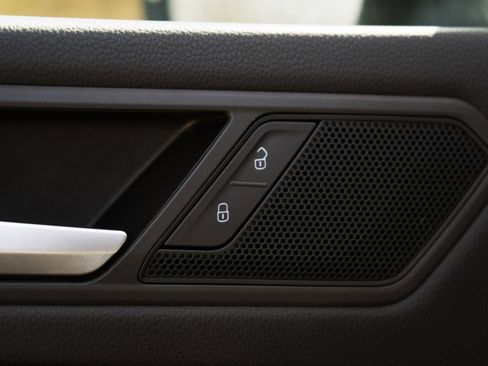 Used 2020 Volkswagen Tiguan SE w/ Panoramic Sunroof Package image 37