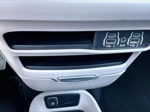 Used 2023 Chrysler Pacifica Touring-L FWD image 15