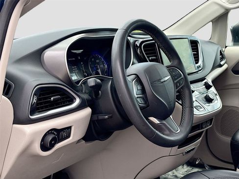 Used 2023 Chrysler Pacifica Touring-L FWD image 9