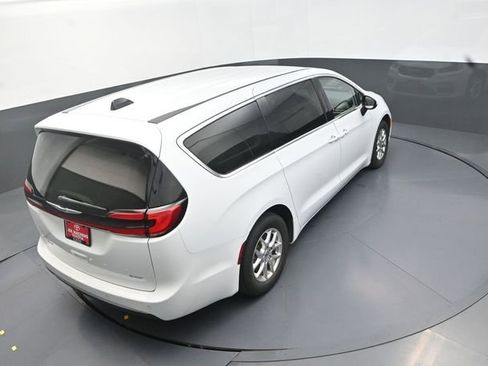 Used 2023 Chrysler Pacifica Touring-L FWD image 19