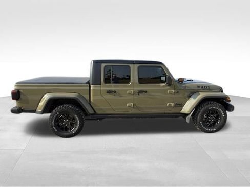 Used 2025 Jeep Gladiator Sport AWD/4WD image 2