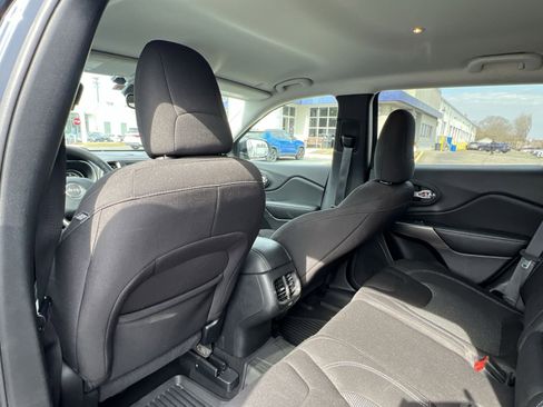 Used 2021 Jeep Cherokee Latitude w/ Mopar Interior Package image 23