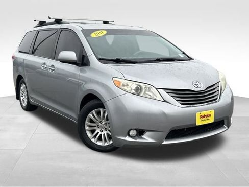 Used 2011 Toyota Sienna XLE image 1