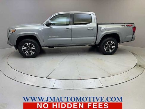 Used 2018 Toyota Tacoma TRD Sport AWD/4WD image 2