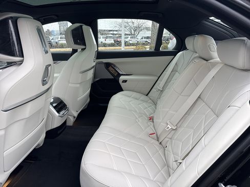 New 2026 BMW 750e xDrive image 11