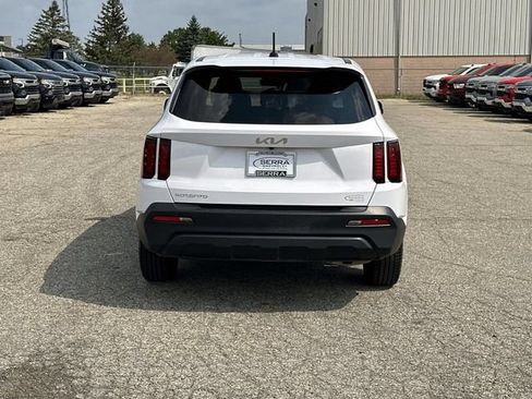 Used 2023 Kia Sorento LX FWD image 4