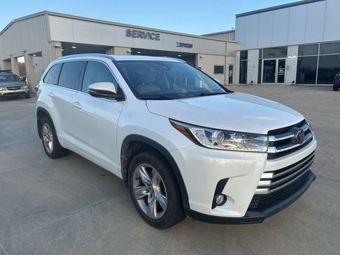 Used 2018 Toyota Highlander Limited FWD image 2