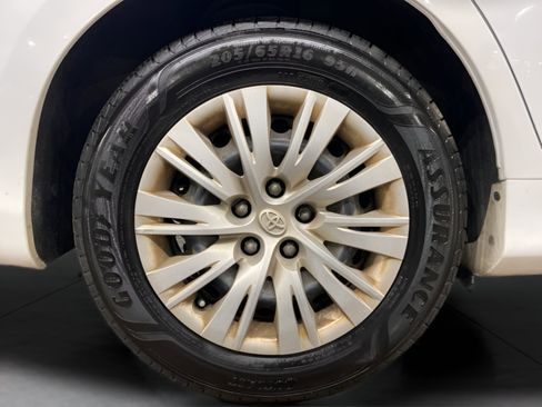 Used 2014 Toyota Camry LE image 22