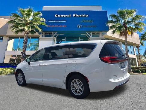 Used 2023 Chrysler Pacifica Touring-L FWD image 7