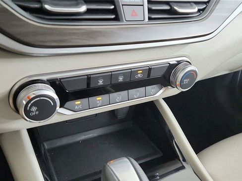 Used 2024 Nissan Altima 2.5 SV FWD image 25