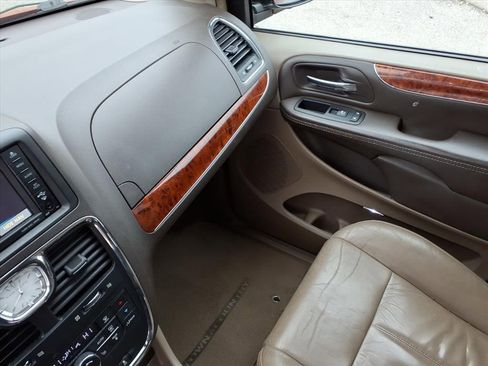 Used 2016 Chrysler Town & Country Limited Platinum image 26