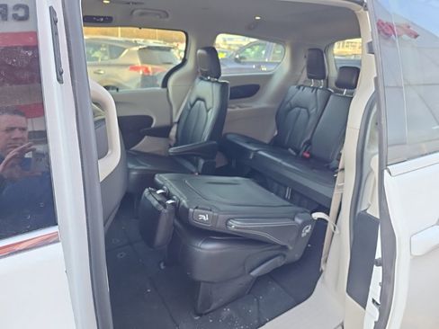 Used 2024 Chrysler Pacifica Touring-L image 11