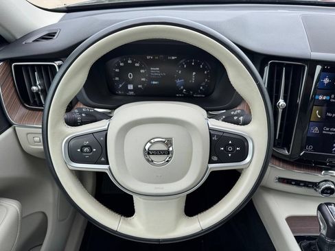 Used 2021 Volvo XC60 T5 Momentum w/ Premium Package FWD image 10