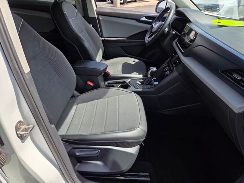 Used 2023 Volkswagen Taos SE w/ Panoramic Sunroof Package FWD image 21