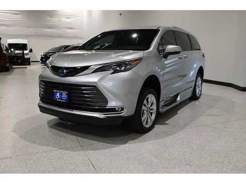 Used 2024 Toyota Sienna Platinum FWD image 10