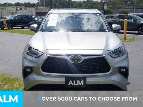 Used 2023 Toyota Highlander XLE AWD/4WD image 3