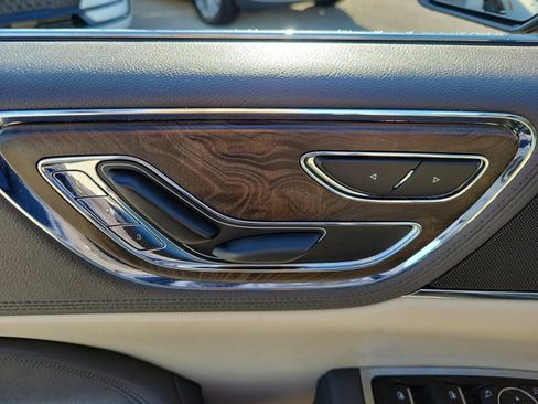 Used 2017 Lincoln Continental Select image 23